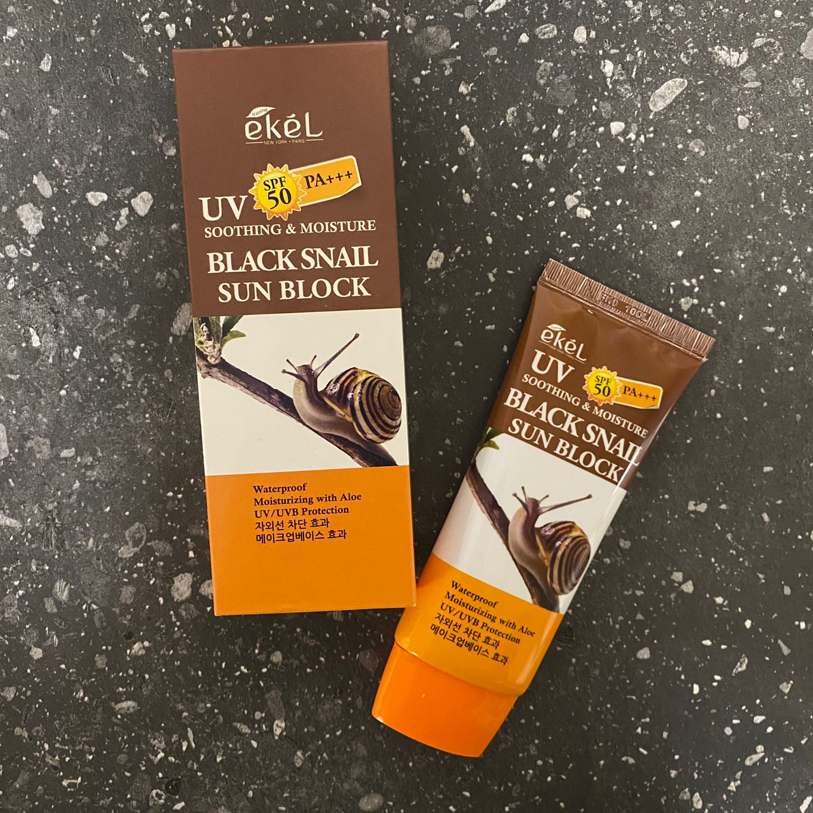 solnczezashhitnyj-krem-s-muczinom-chyornoj-ulitki-spf50-70ml Солнцезащитный крем "Ekel"